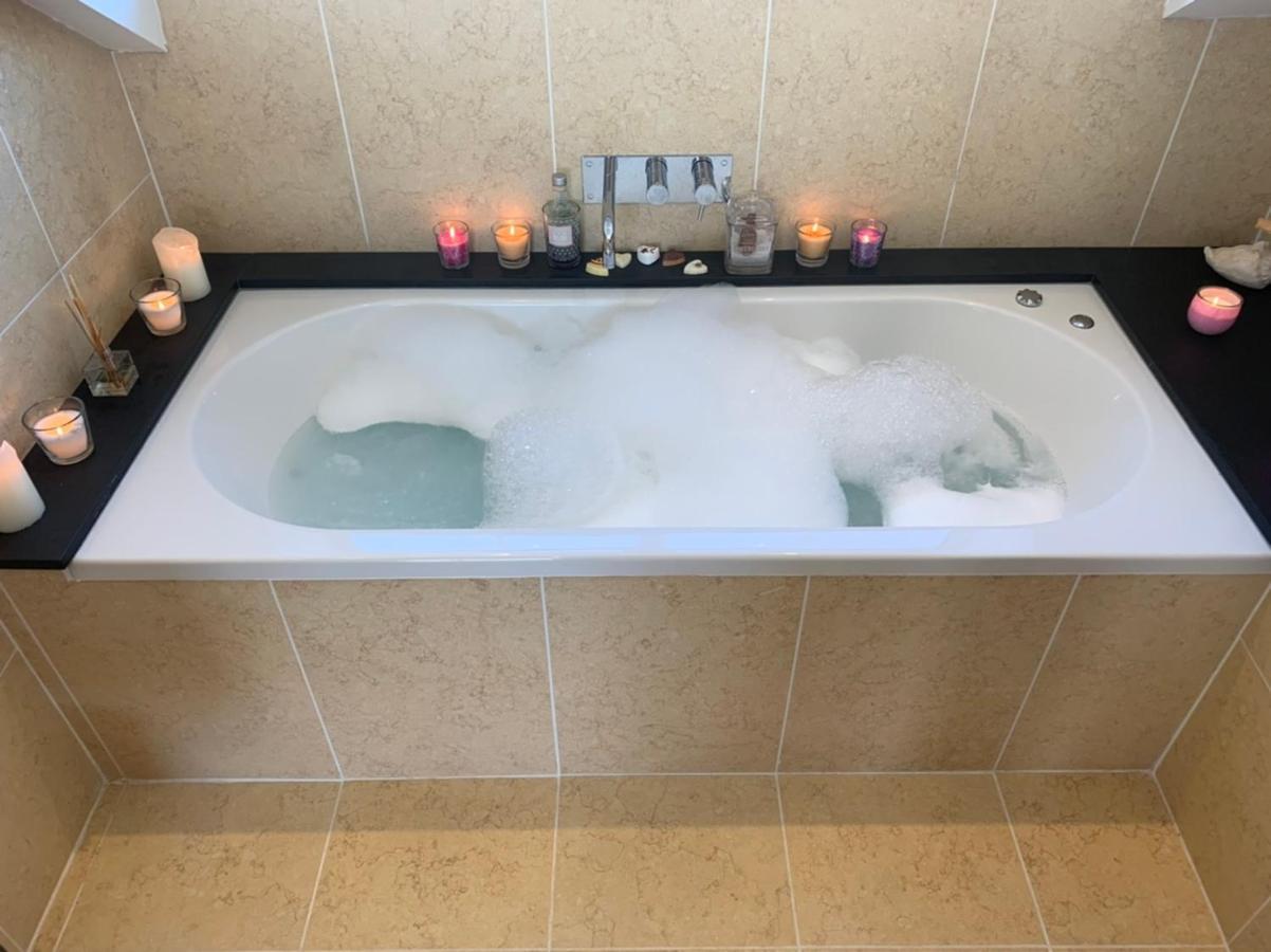 The Penthouse Bowness Luxury Loft Jacuzzi Bath & Complimentary Lakeview Spa Membership المظهر الخارجي الصورة