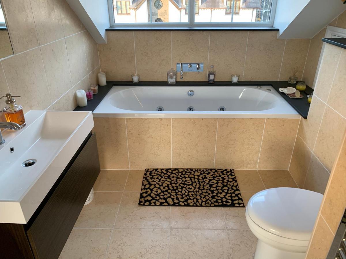The Penthouse Bowness Luxury Loft Jacuzzi Bath & Complimentary Lakeview Spa Membership المظهر الخارجي الصورة