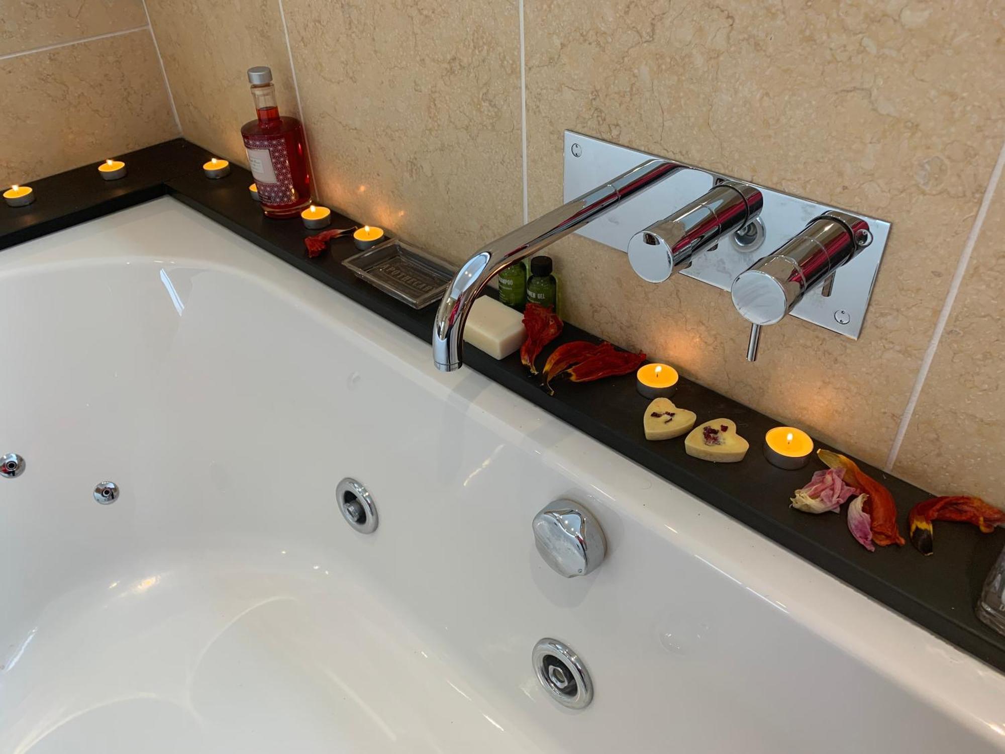 The Penthouse Bowness Luxury Loft Jacuzzi Bath & Complimentary Lakeview Spa Membership المظهر الخارجي الصورة